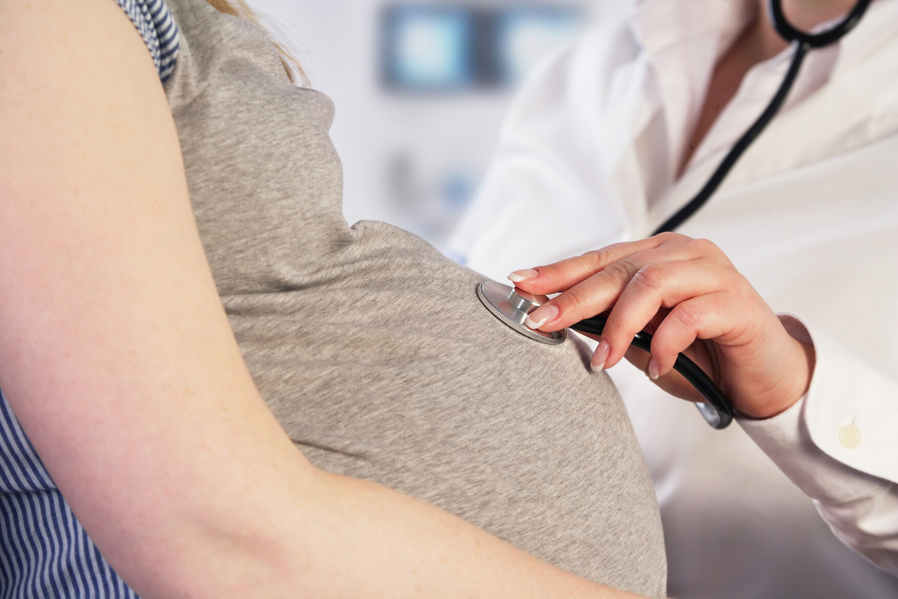Pregnant woman and doctor